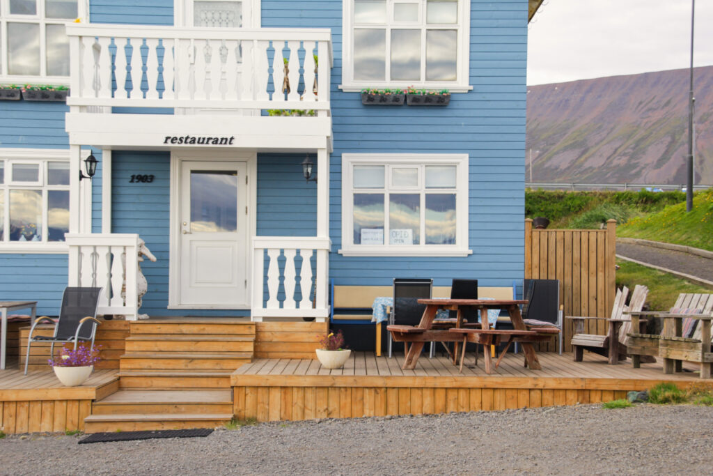 Siding Replacement Cost In Nyc: A 2026 Pricing Guide 2 Blue Restaurant 1